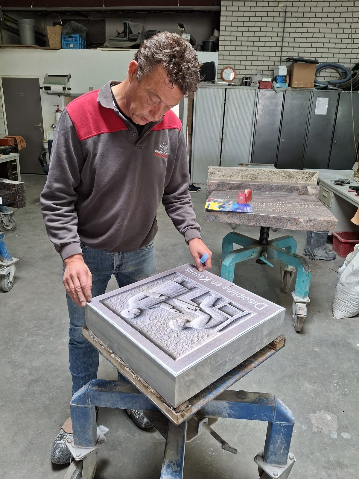 Michiel van Ommen bij een gevelsteen in voorbereiding