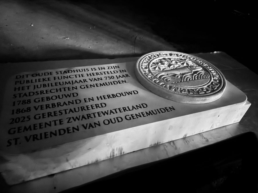 Gedenksteen voor Genemuiden met tekst en zegel