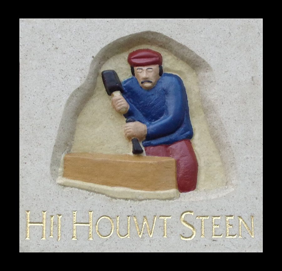 Kleine gevelsteen met beeldhouwer en tekst Hij houwt steen