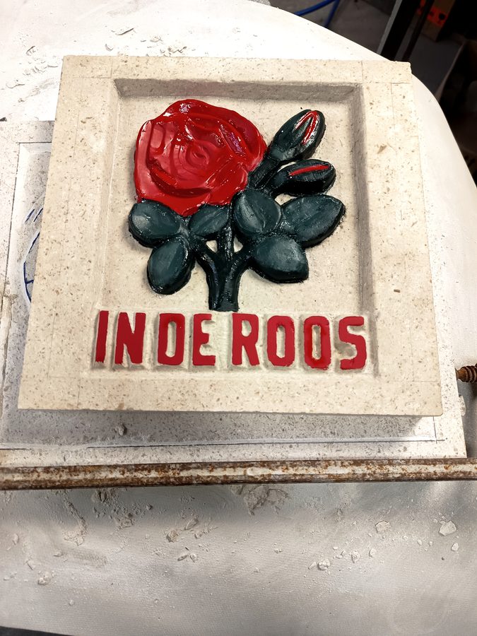 Gevelsteen In de Roos met rode roos