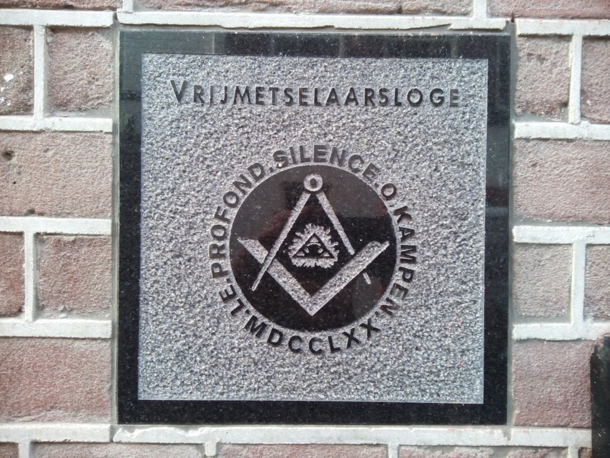 Gevelsteen of plaquette met heraldiek en tekst